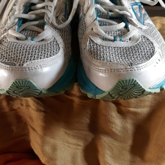 Brooks Limited GTS13 Women's Running Shoes - Picture 2 of 8